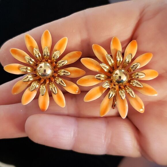Beautiful Vintage Signed Sarah Coventry Orange Daisy Clip Earrings - Picture 1 of 8